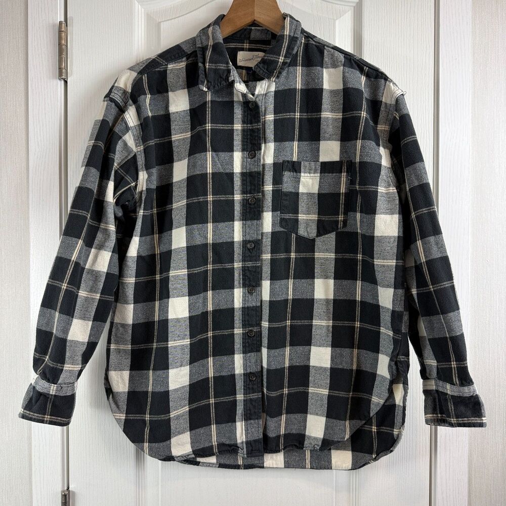 Universal Thread Women's Oversized Fit Black Plaid Flannel Shirt Size S Small